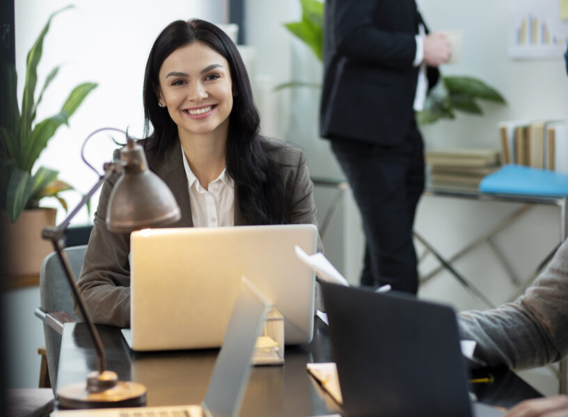 close-up-smiley-woman-with-laptop close-up-smiley-woman-with-laptop